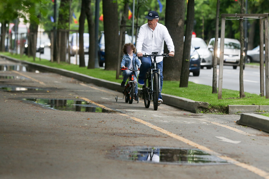 Călin Popescu Tăriceanu & juniorul s-au “întrecut” cu bicicletele pe Kiseleff