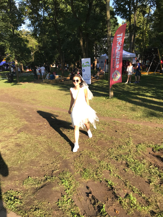 Nu au putut sta departe de UNTOLD. S-au căsătorit la Primărie, după care… Cum au apărut doi tineri la cel mai mare festival din Europa