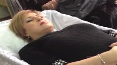 Fotografie-şoc! Nicoleta Voica a ieşit la shopping de sicrie! Uite cum îi stă întinsă în coşciug!