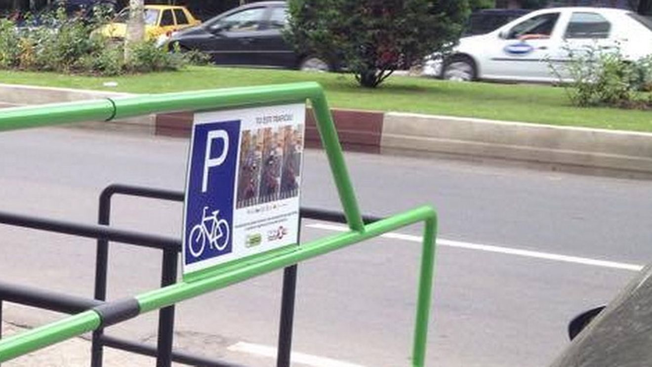 Tupeu de sofer de Bucuresti! Vezi cum putut sa isi lase masina!