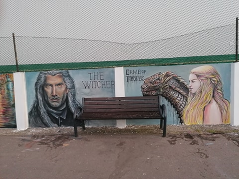 Picturile de mari dimensiuni încântă ochii celor care se plimbă pe faleza râului Olănești din Râmnicu Vâlcea