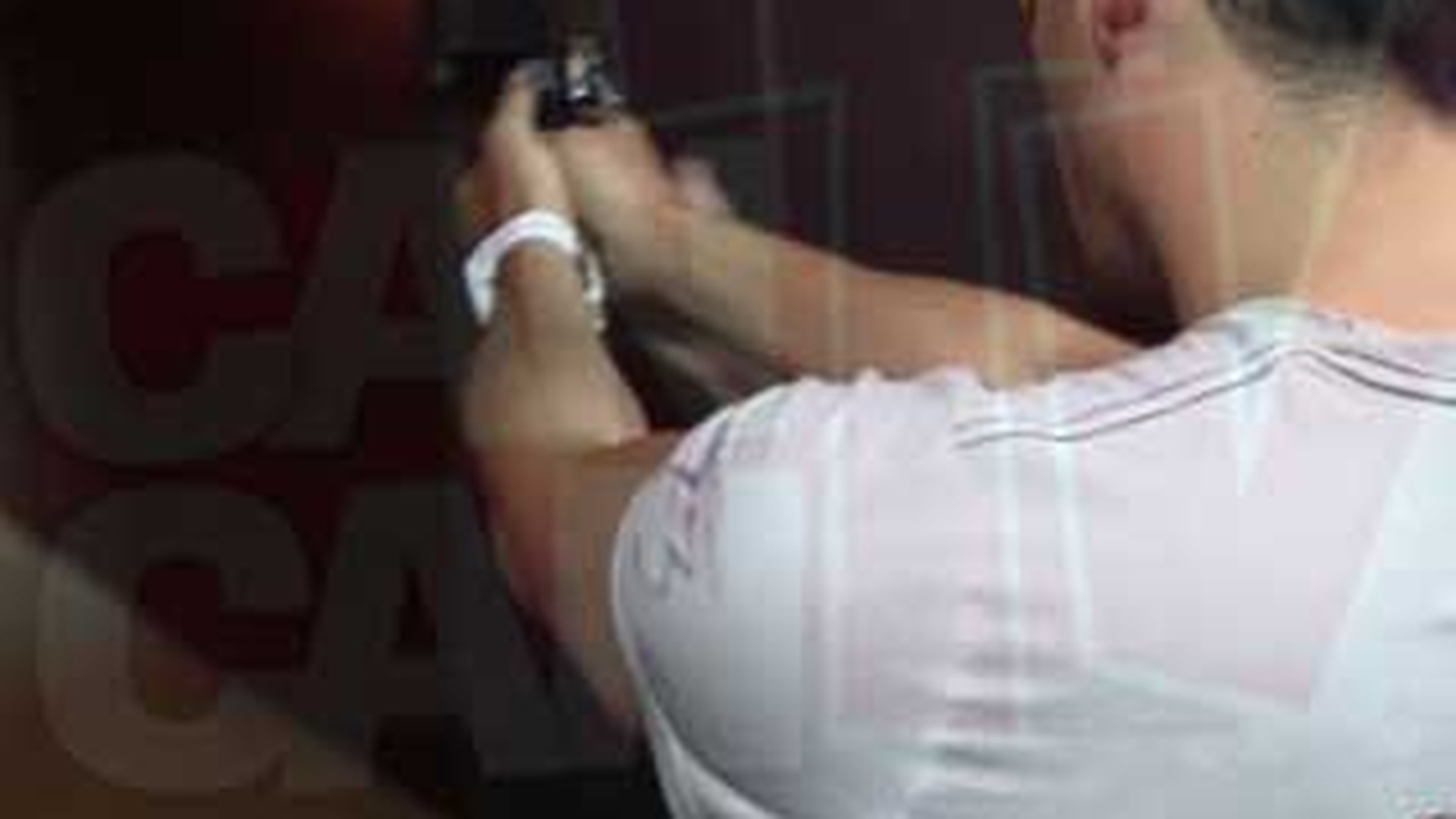 VIDEO Tinteste si trage fara sa clipeasca! Pazea! Stefan Stan umbla inarmat prin Bucuresti!