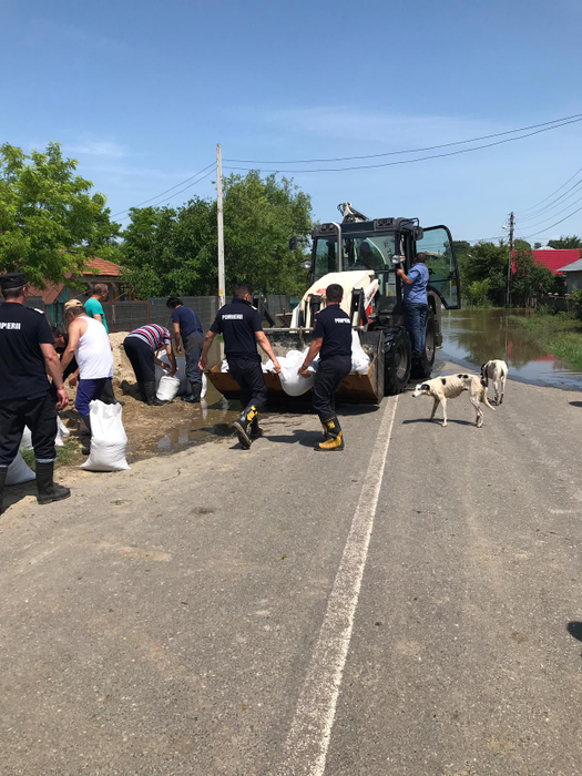 Pompierii și voluntarii încearcă să oprească apa