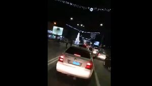 Imagini şocante. Bătaie în trafic sub ochii unor minori