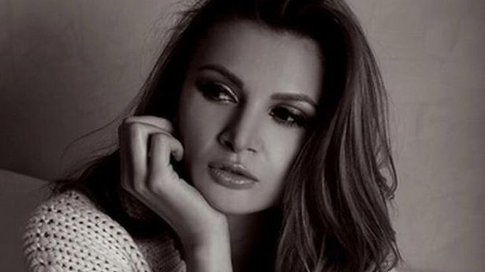 Cu silicoanele la vedere, RAMONA GABOR se relaxează la piscină. Imaginea hot, hot, hot care i-a încântat pe fanii şatenei