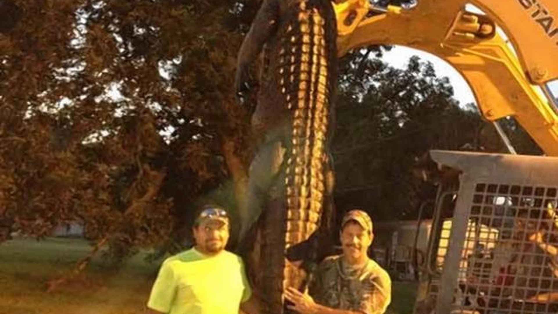 Nu au mai văzut NICODATĂ asa ceva! 3 bărbati au bătut un adevărat record după ce au prins CREATURA ASTA intr-un râu