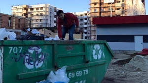 LIVIU VÂRCIU caută şi nu găseşte! A intrat într-un container cu gunoi şi…