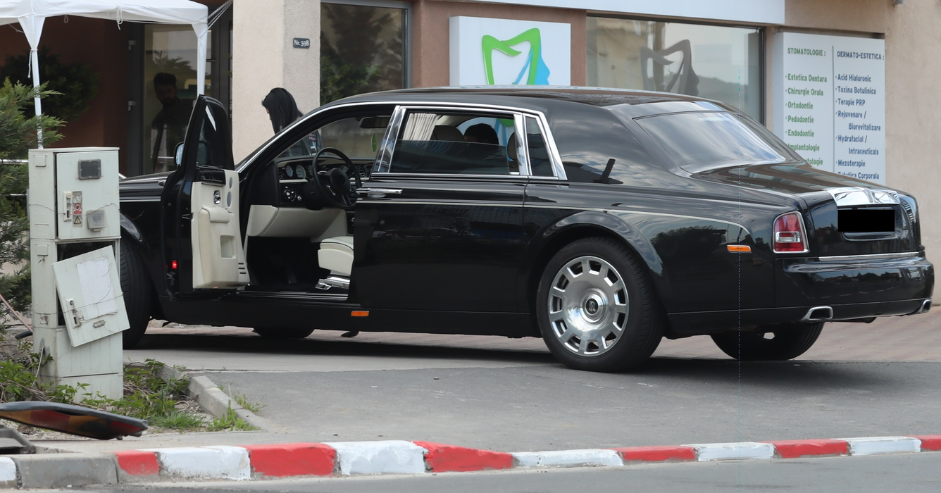 ”Regele” Salam și Roxana Dobre au ”evadat” din izolare cu Rolls Royce-ul