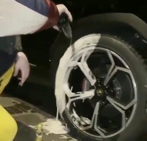 Victor Micula spală roțile bolidului Lamborghini cu șampanie Moet