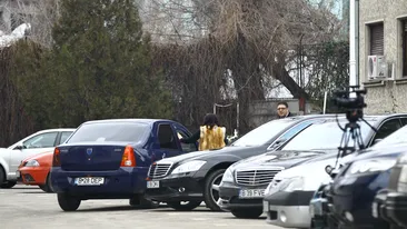Menajera cuplului Oana Mizil – Vanghelie face cumparaturi in haine de casa, dar in Mercedes S Class