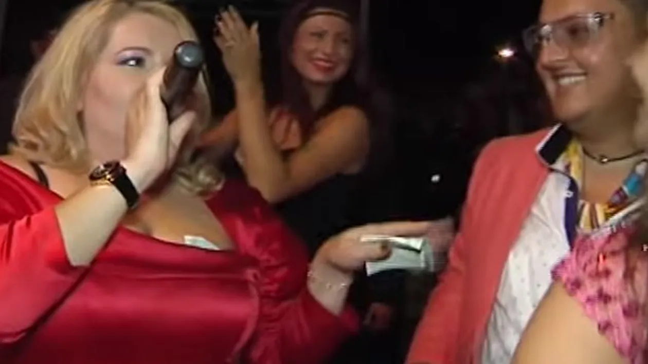 Toți ochii au fost pe decolteul ei! Ce a pățit Viorica de la Clejani la o nuntă. Petrecăreții i-au îndesat bani în sutien până i-a cedat rochia