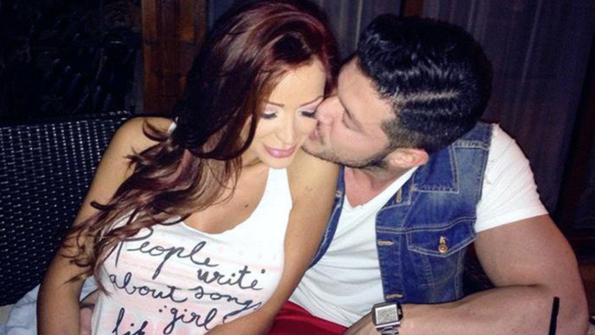 "Love is in the air"! Bianca si Victor, spionaţi de un "intrus" si când se sărută! Uite cine îi urmăreşte non-stop