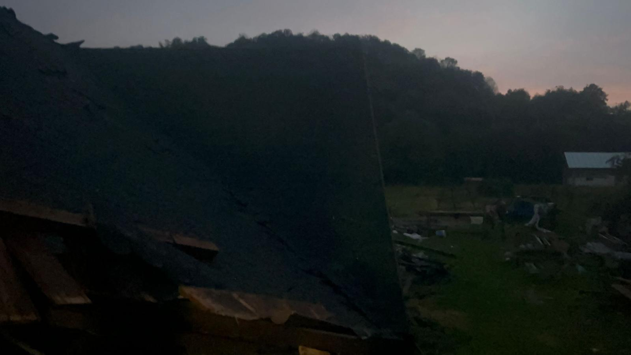 El este tânărul care a murit strivit de un acoperiș în Argeș, în timp ce încerca să se adăpostească de furtună. Octavian avea doar 18 ani