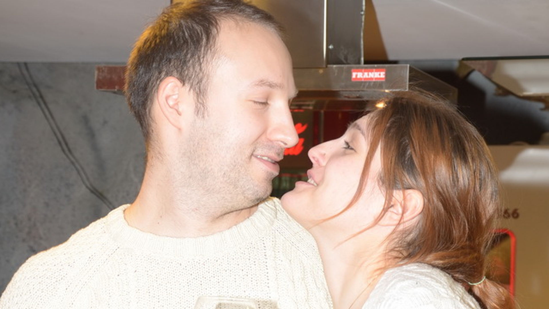 Bat clopotele de nunta la "MasterChef"! Vezi ce concurent celebru si-a cerut iubita pe ecranul unui cinematograf!