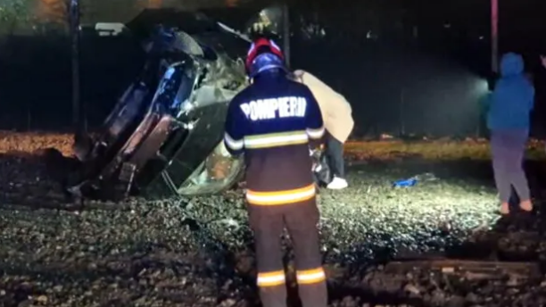 Cine e cântăreața de muzică populară care s-a răsturnat cu mașina în Târgu-Jiu, după ce a lovit un cap de pod. Unde se ducea