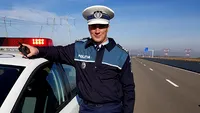 Adevărul din spatele acestei imagini! Un poliţist şi-a lăsat maşina în mijlocul străzii ca să ajute un pieton în cărucior! Ce se întâmplase de fapt!