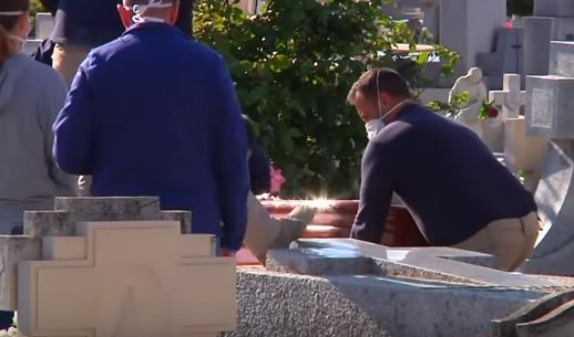 Ți se face pielea de găină! Cum arată o înmormântare pe vreme de pandemie COVID-19