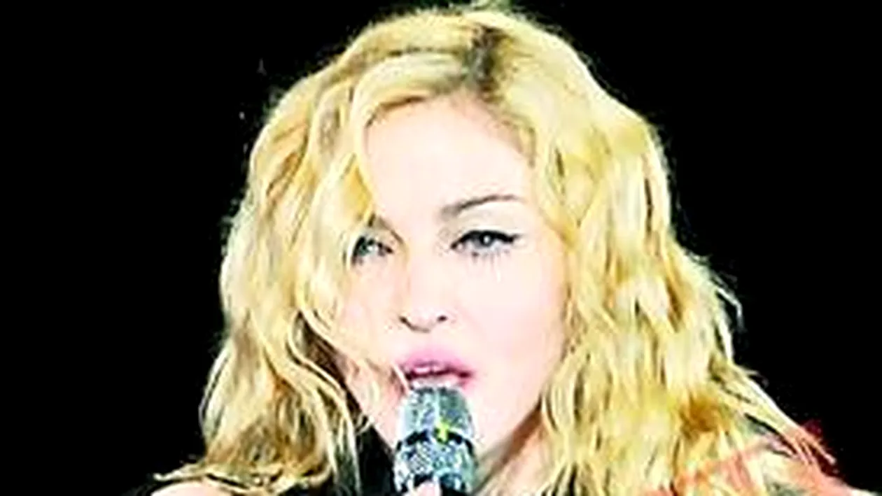Madonna a lesinat pe scena