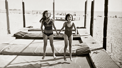 Cu maimuta si banana pe litoral! Uite ce vedete de la noi au pastrat in album celebrele fotografii de la mare