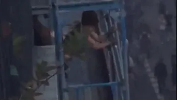 VIDEO| Partidă de amor, în balcon, în timpul protestelor violente din Franța!