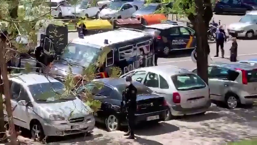 Oamenii legii s-au chinuit zeci de minute să-l imobilizeze pe scandalagiu