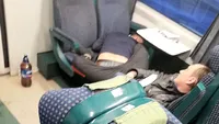 Made in Vaslui. Imaginea zilei: doi bețivi dormind în genunchi în tren, fără mască, au făcut înconjurul internetului