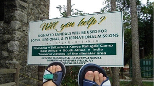 Turistii care viziteaza Cascada Niagara sunt rugati sa-si doneze sandalele pentru a ajuta Romania!