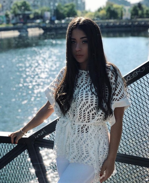 Nicole Cherry s-a distrat cu prietenii la mare