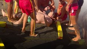 La un pas de tragedie! Un turist a intrat băut în apă, la Costinești, iar apoi striga după salvamari să-i salveze viața
