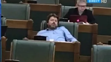 Senatorul-somnoros USR loveşte din nou. Mihai Goţiu, filmat din nou cu pleoapele... grele