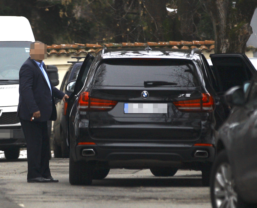 Viorica Dăncilă urmează să se mute într-o super vilă, din cartierul Primăverii. Până la momentul respectiv, șoferul și o persoană de încredere se asigură că renovarea merge ca la carte