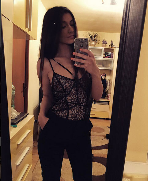 Iubita lui Cucu este o tânără fotomodel care adoră sejururile în străinătate