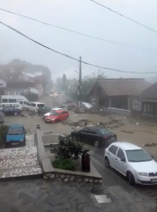 Mai multe mașini au fost luate de viitură
