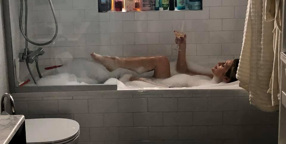 Mirela Vaida s-a fotografiat goală