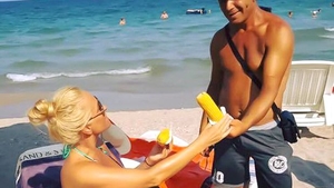 După ce vei vedea asta, nu vei mai mânca niciodată! Cum e pregătit, de fapt, porumbul fiert vândut pe plajele de lux din Mamaia