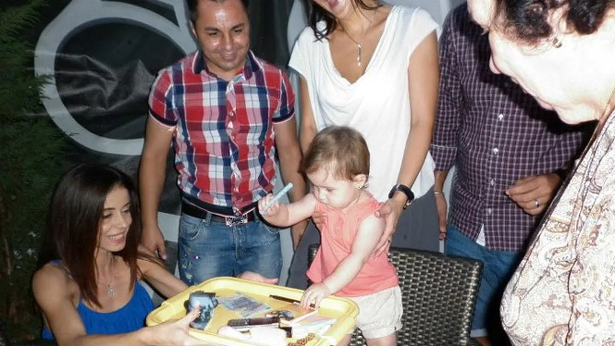 Asa ceva nu vezi in fiecare zi: uite cum rupe turta o Miss Playboy!