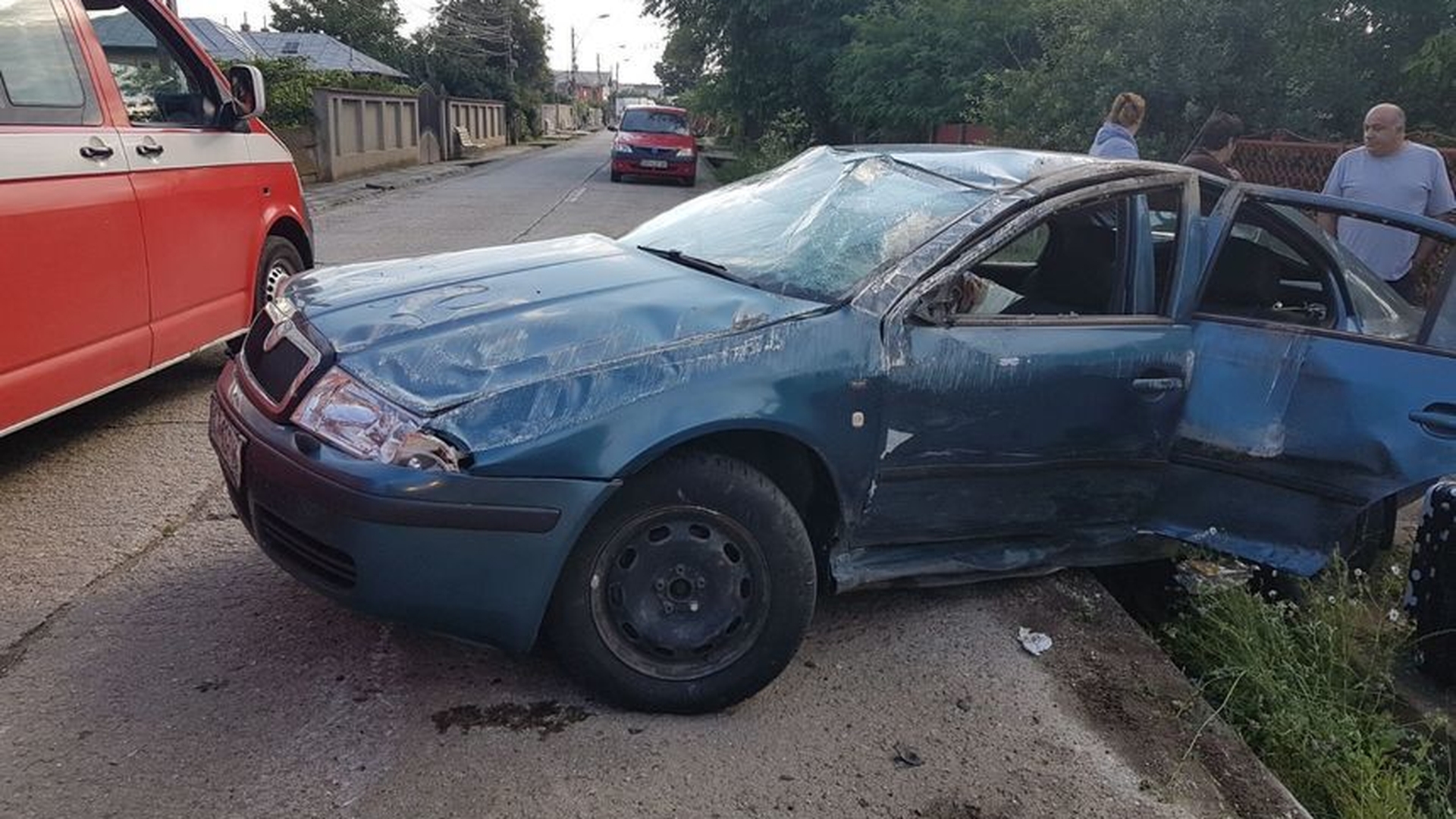 Trei copii au fost implicaţi într-un accident rutier, după ce maşina în care se aflau a fost lovită violent de un alt autoturism 