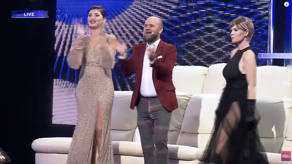 Andreea Bălan s-a “rupt” pe maneaua lui Vali Vijelie, “Dușmanii îmi poartă pică”. Dansul ei face senzație pe Internet