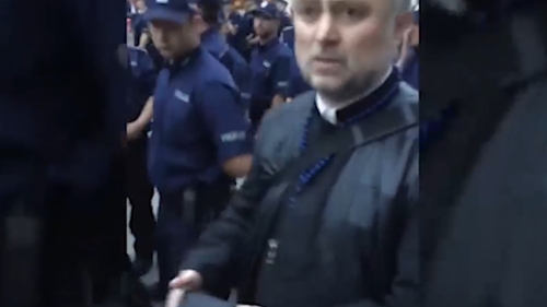 Acest preot a devenit celebru pe internet, după ce s-a răzgândit când a vrut să ajute un cerşetor. Ce a făcut când şi-a dat seama că nu are mărunt