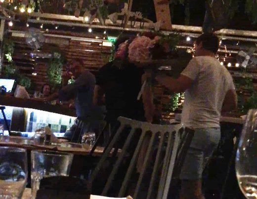 Boureanu şi prietenii săi au petrecut la o terasa