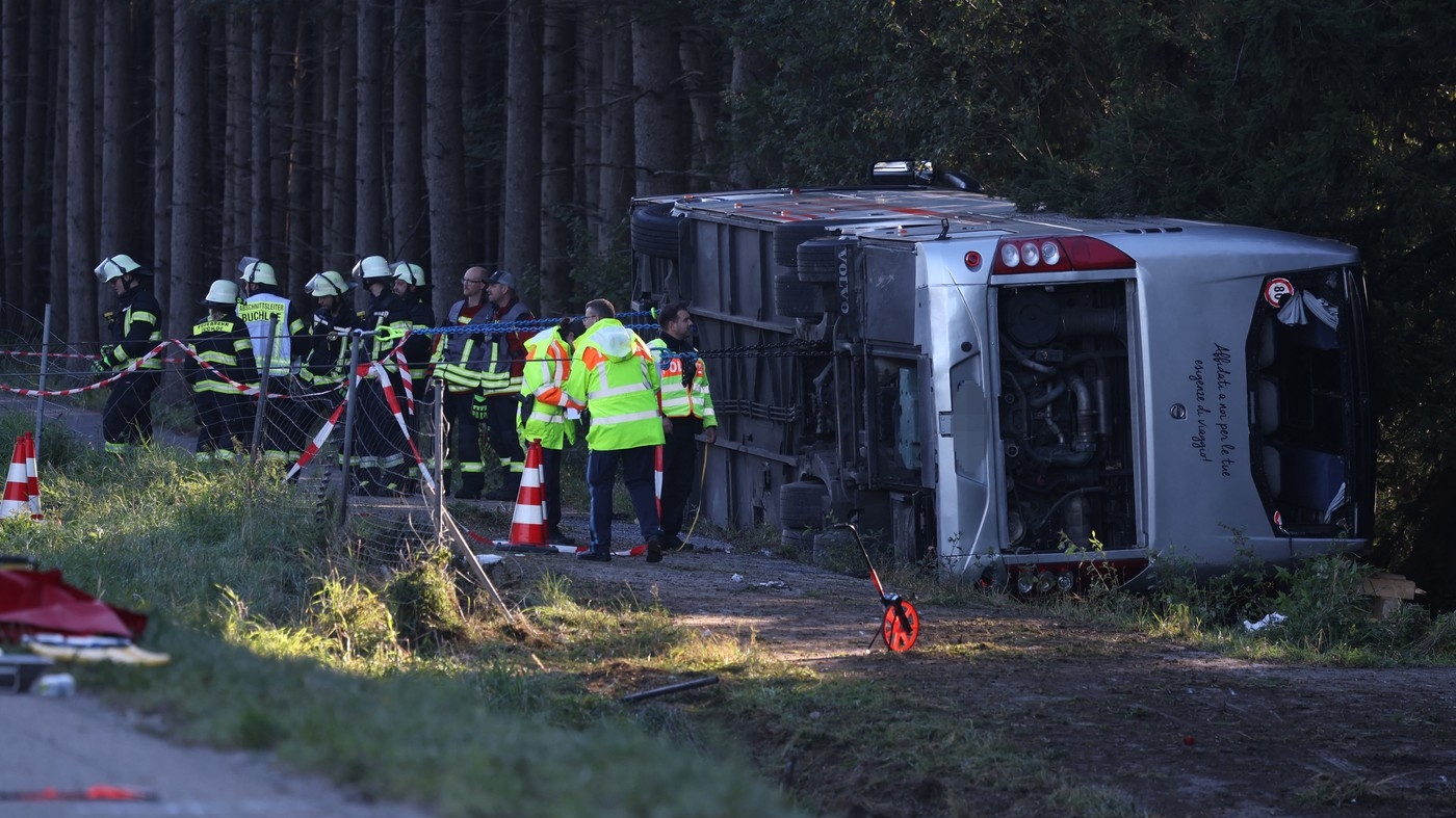 Accident grav pe o autostradă! Un autocar cu 50 de turiști străini s-a răsturnat în Germania. Bilanțul victimelor