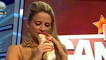 VIDEO Ce le mai place saorma! Uite-le pe Sanziana Buruiana si Andreea Tonciu infruptandu-se din fast-food!