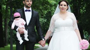 OANA ROMAN a îmbrăcat din nou rochia de mireasă! Primele imagini după ce şi-a reînnoit jurămintele cu MARIUS ELISEI