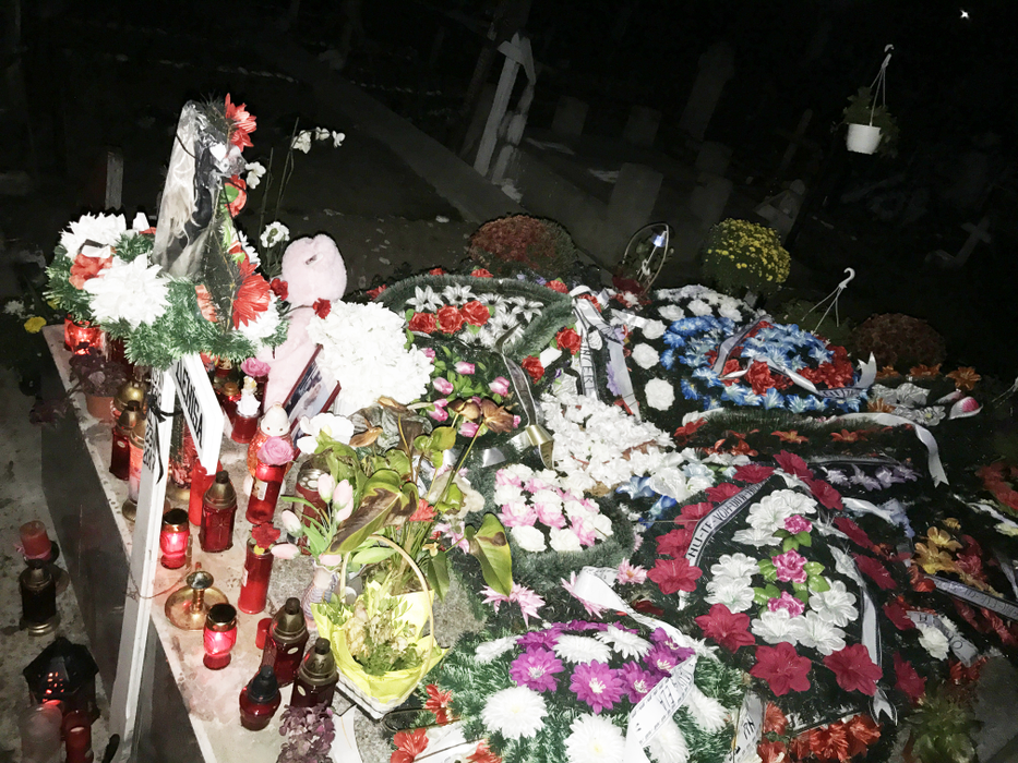 Mormântul Denisei este acoperit de flori şi daruri, chiar şi la două luni de când îndrăgita cântăreaţă s-a stins din viaţă