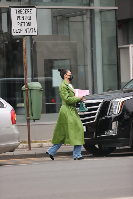 Roxana Dobre se îndreaptă spre mașină (Foto: CANCAN.RO)