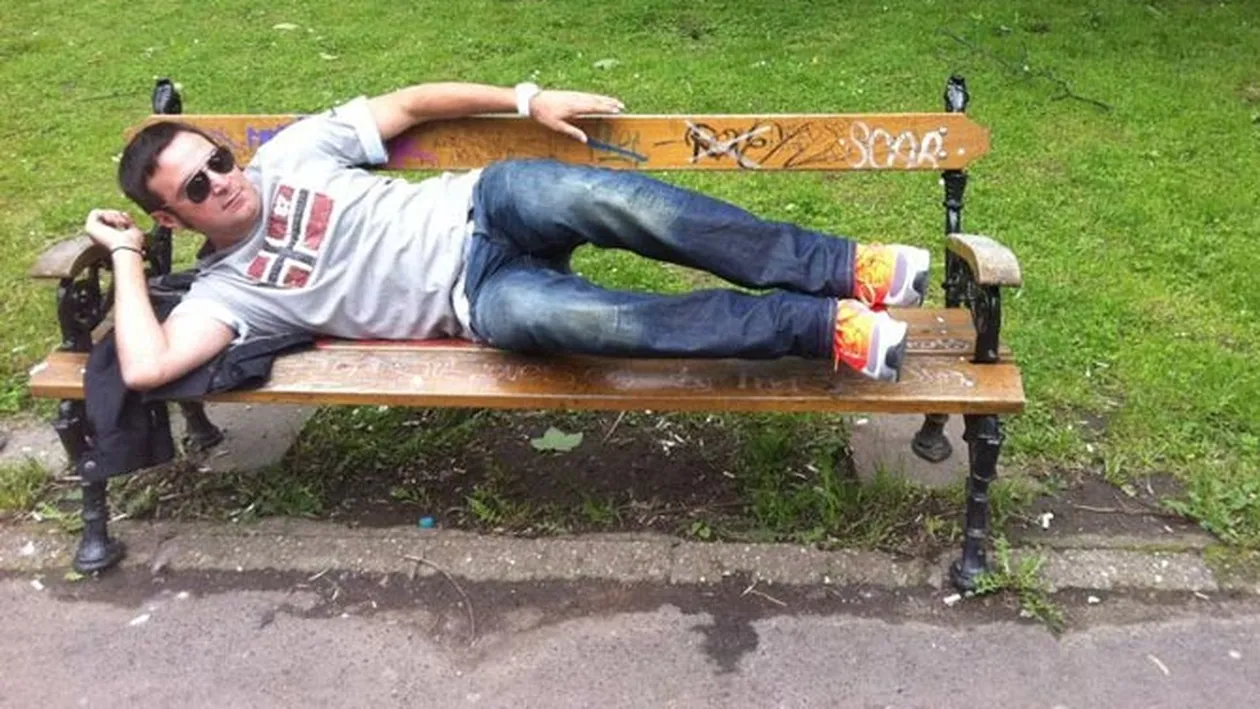 Buzudgan s-a cazat la hotel parc in Timisoara! Uite cum arata camera lui! Patul lui e din lemn masiv - Foto SUPERTARE