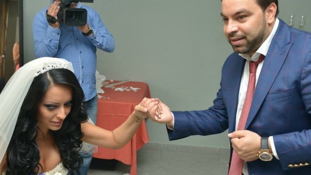 Imagini de senzatie cu Salam si fiica lui Fane Spoitoru. Vezi ce gest a facut tanara fata de manelist chiar in noaptea nuntii
