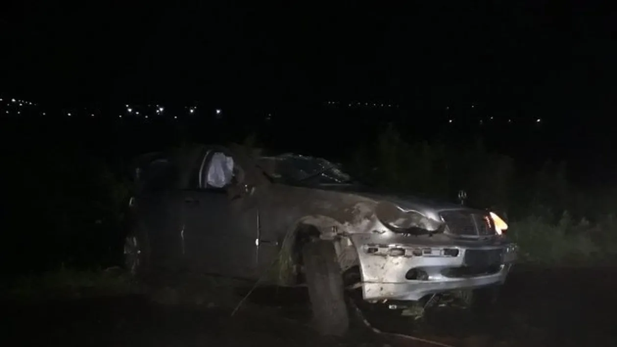 Un tânăr de 22 de ani a murit în Iași după ce a „zburat” cu un Mercedes, într-o curbă
