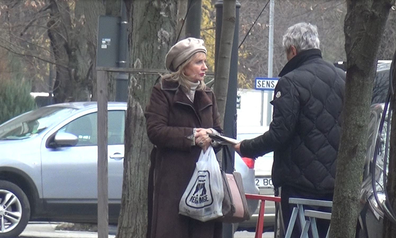 Cei doi au o scurtă discuţie