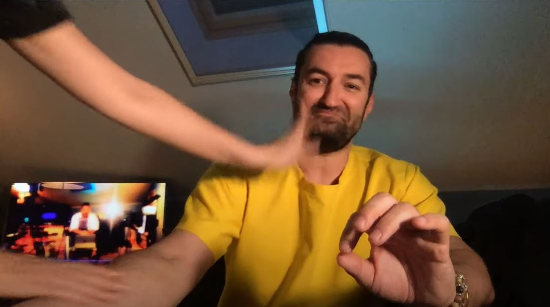 Gina Pistol, filmată în timp ce îl sărută pe Smiley: “Te iubesc”. Cum a reacționat prezentatorul de la Românii au Talent și dezvăluirile făcute despre viața lor în vreme de coronavirus | VIDEO